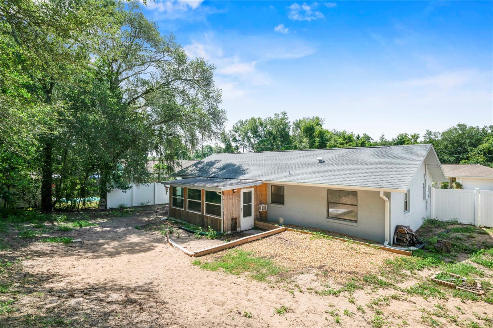 Listing photo id 1 for 920 Yale Lane