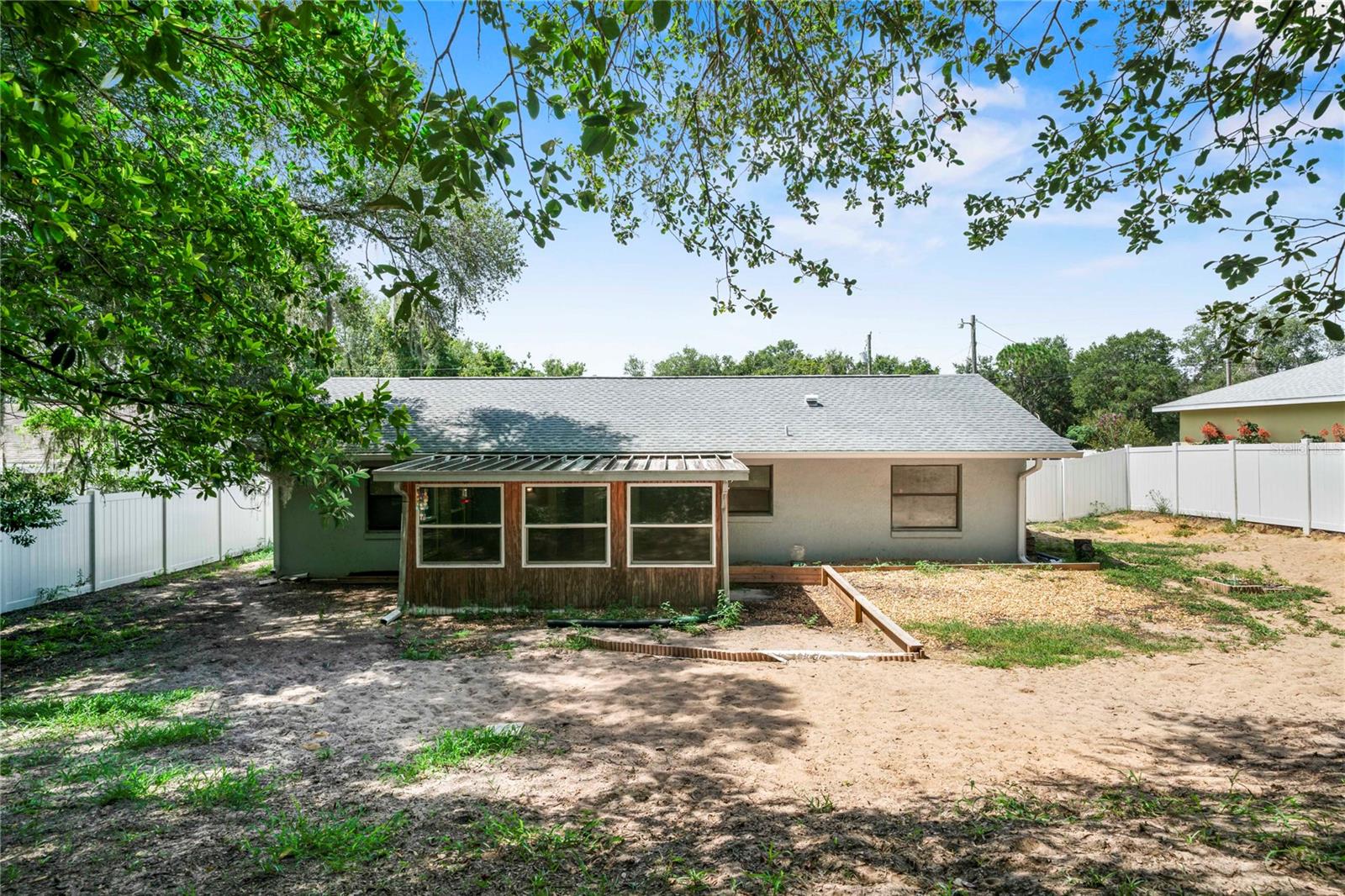 Listing photo id 2 for 920 Yale Lane