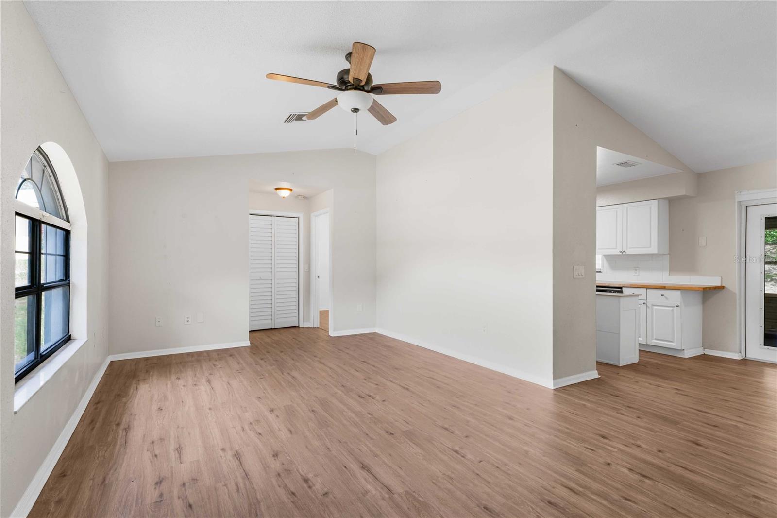 Listing photo id 3 for 920 Yale Lane