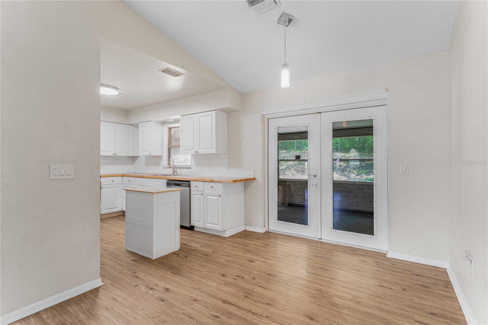 Listing photo id 4 for 920 Yale Lane