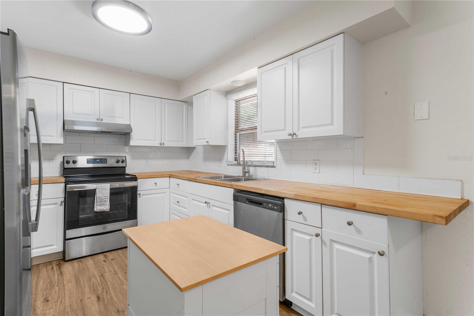 Listing photo id 5 for 920 Yale Lane