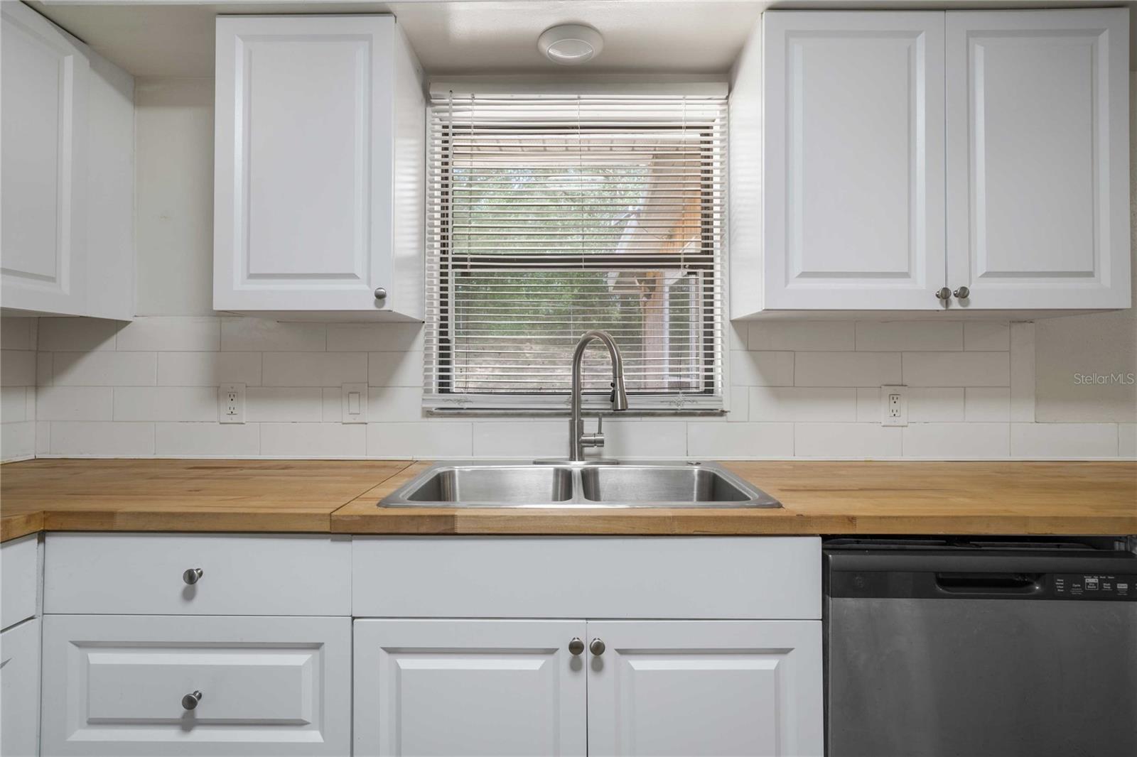 Listing photo id 6 for 920 Yale Lane