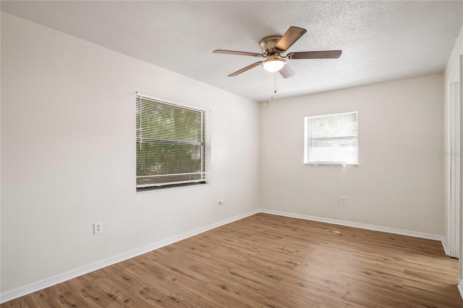 Listing photo id 7 for 920 Yale Lane