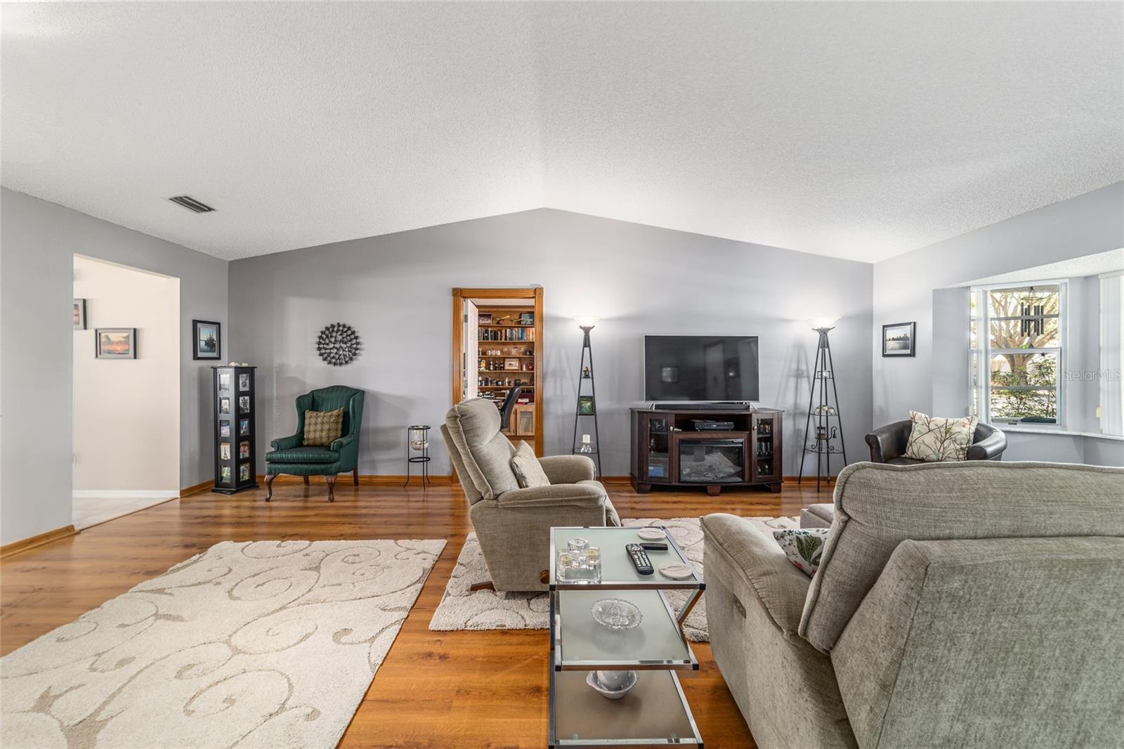 Image 23 of 52 For 9015 94th Street D