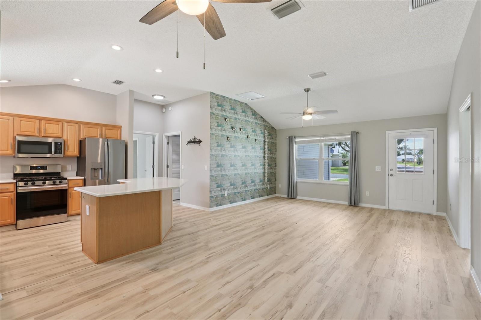 Listing photo id 8 for 2415 Saluda Street