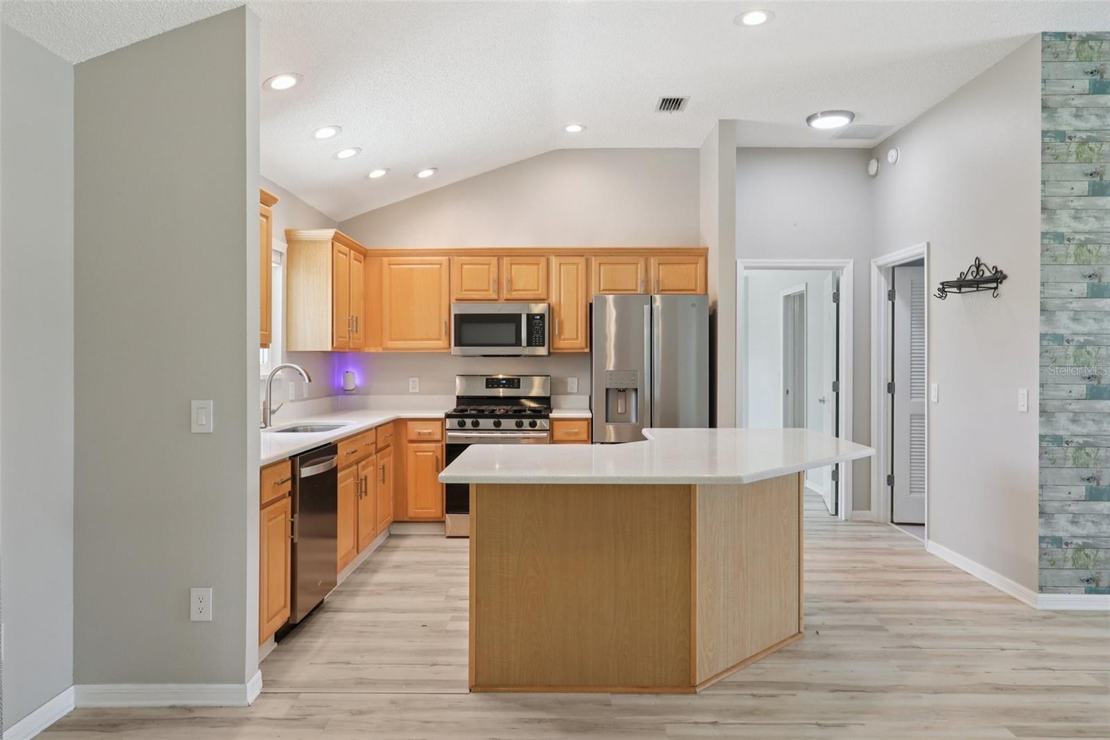 Listing photo id 9 for 2415 Saluda Street
