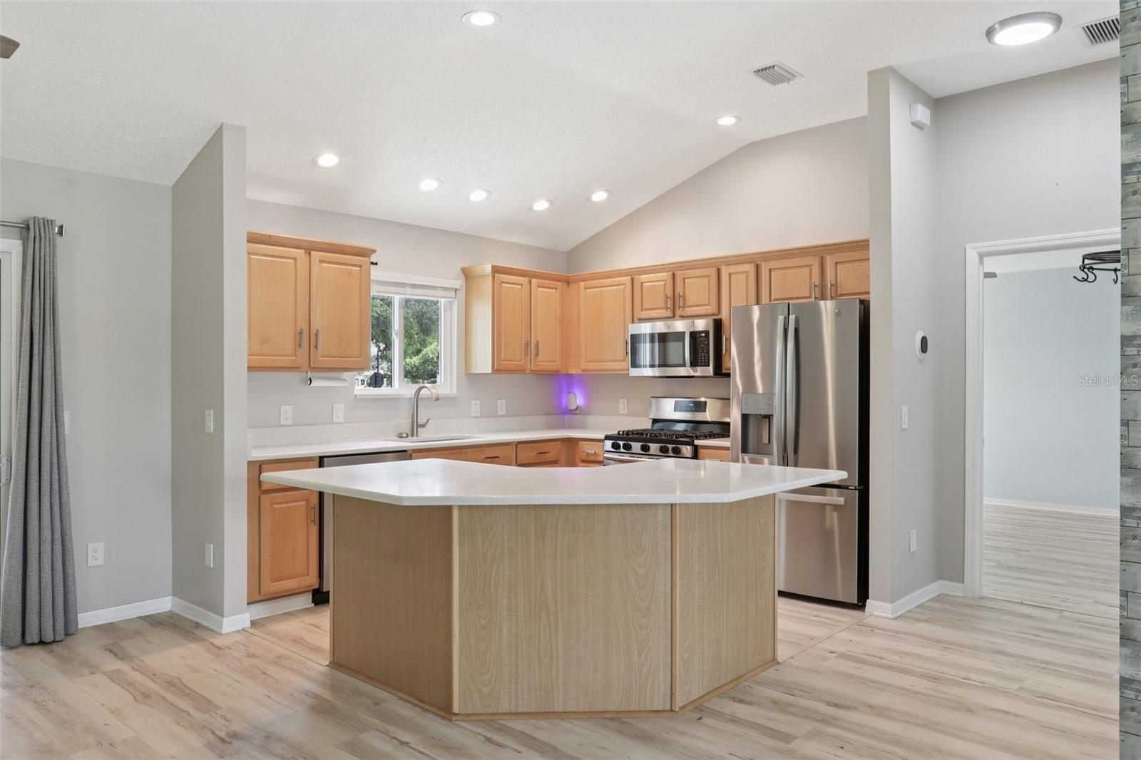 Listing photo id 10 for 2415 Saluda Street