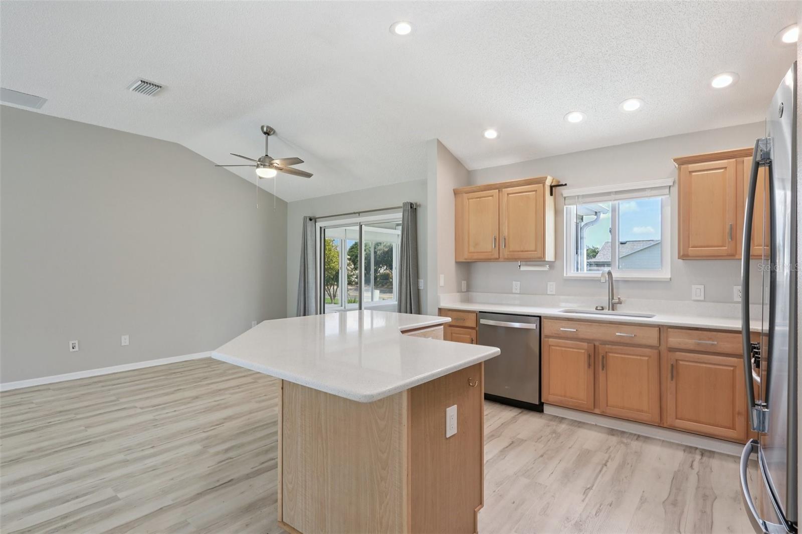 Listing photo id 11 for 2415 Saluda Street