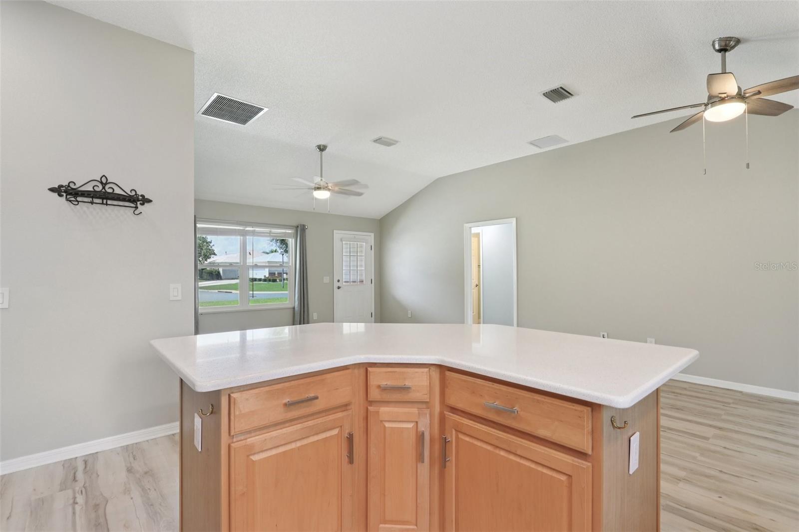 Listing photo id 13 for 2415 Saluda Street