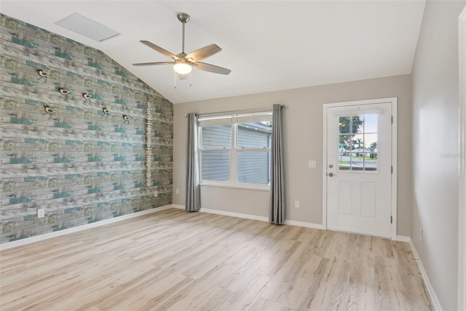 Listing photo id 3 for 2415 Saluda Street