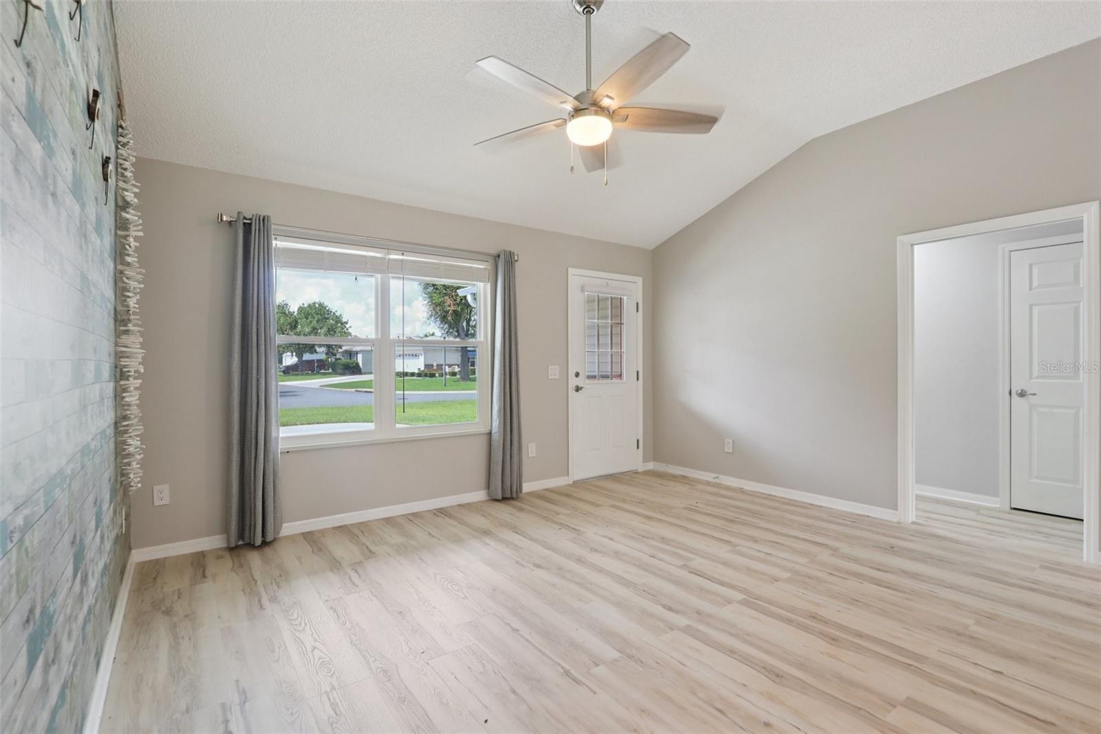 Listing photo id 4 for 2415 Saluda Street