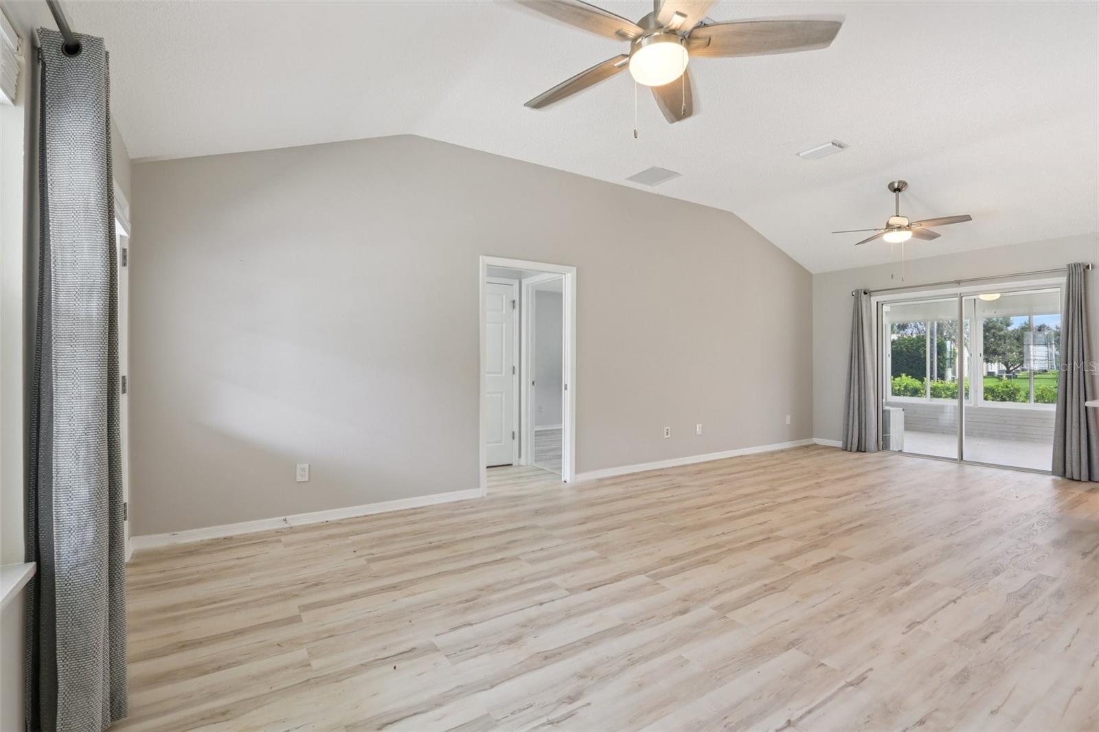 Listing photo id 5 for 2415 Saluda Street