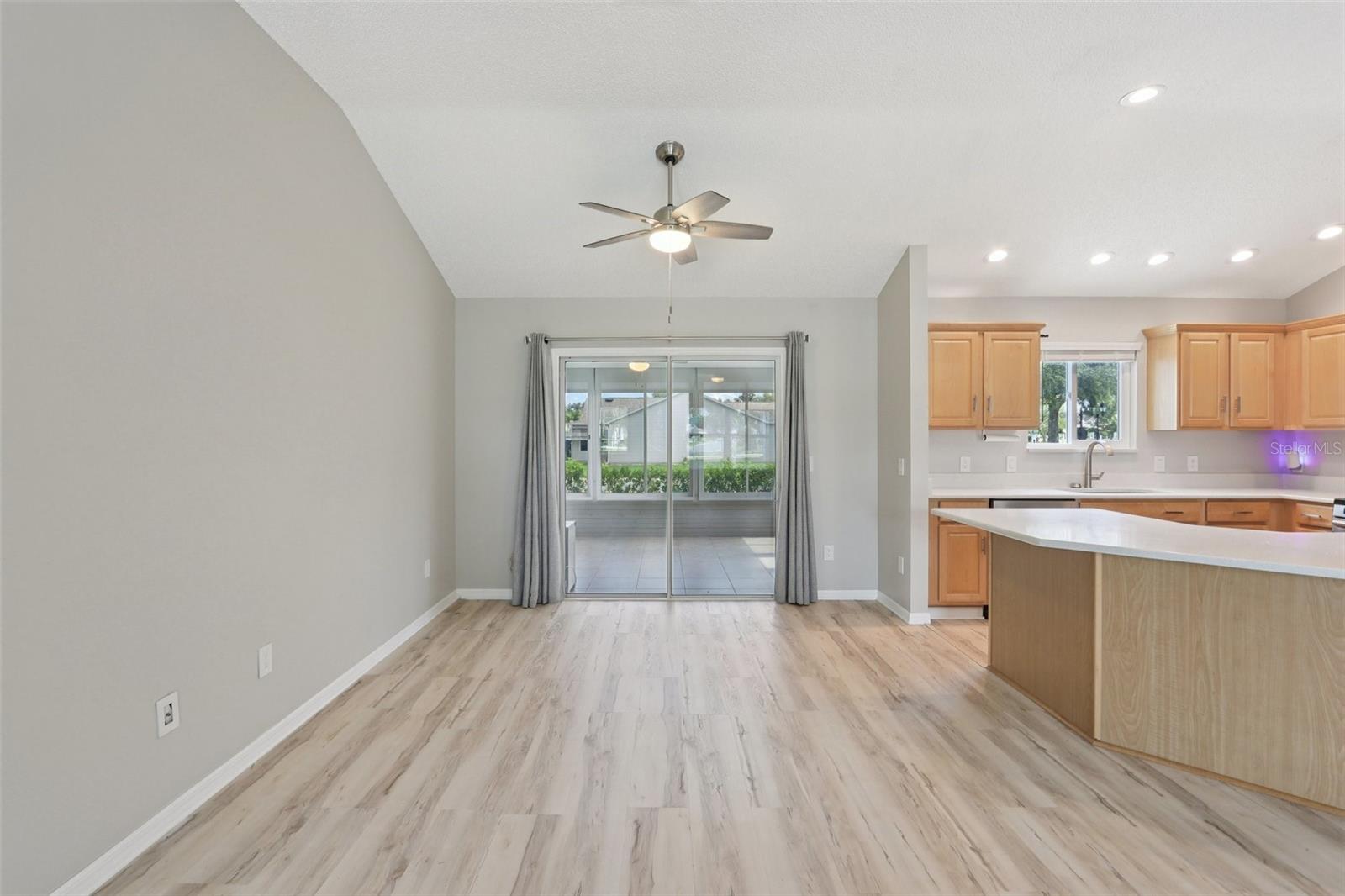 Listing photo id 6 for 2415 Saluda Street