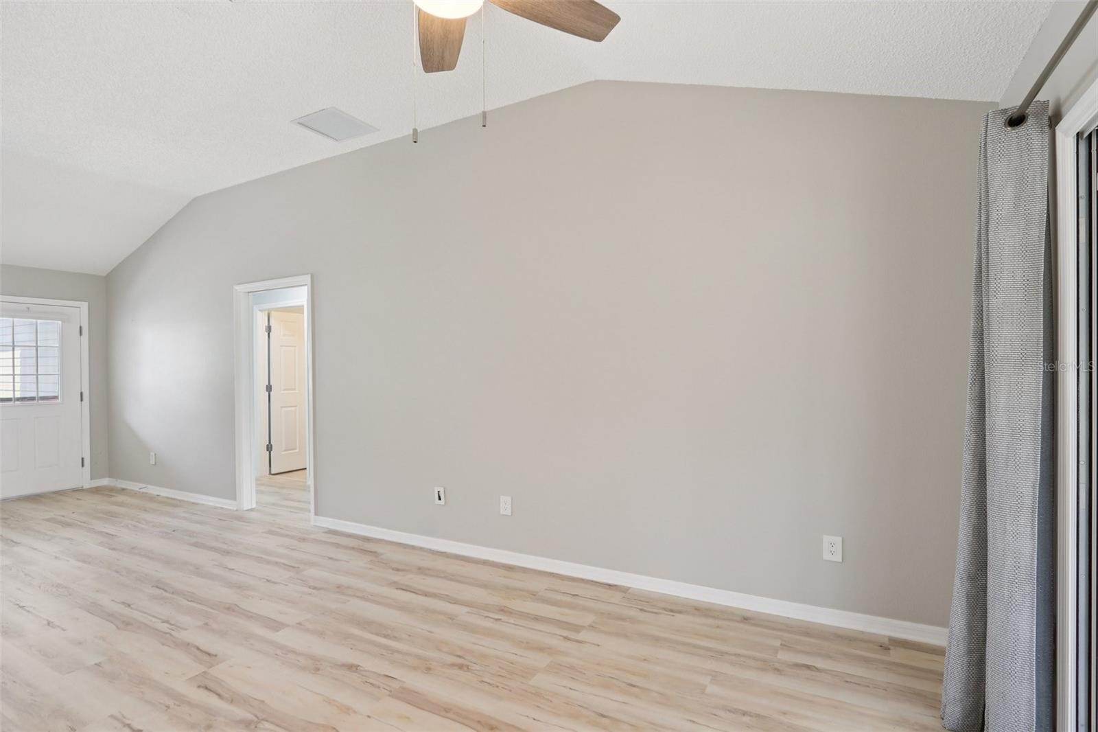 Listing photo id 7 for 2415 Saluda Street