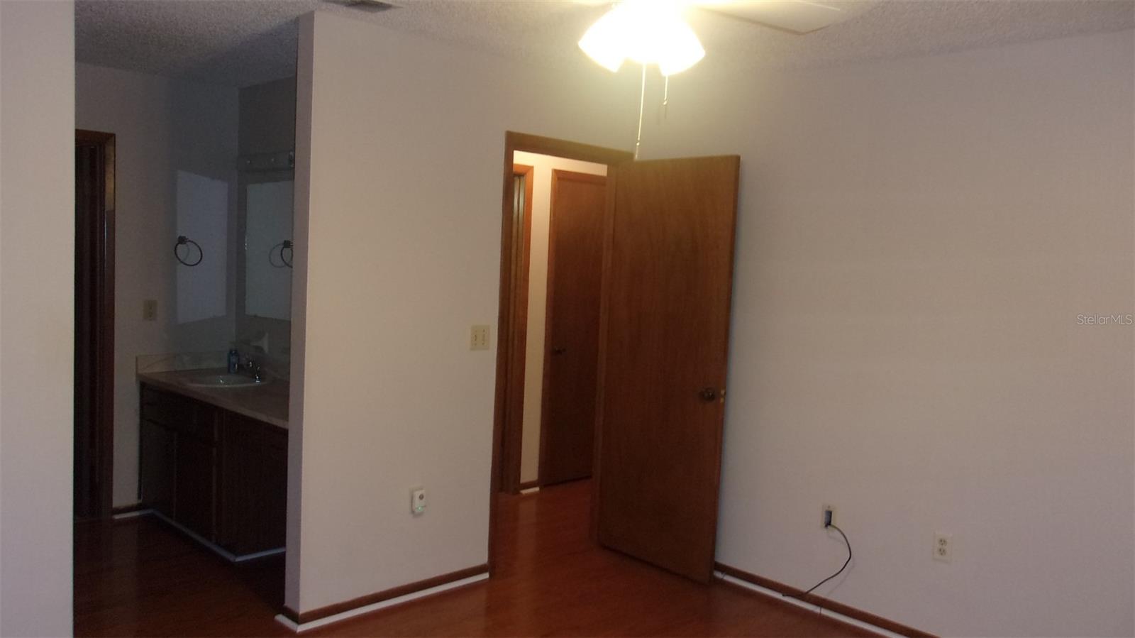 Listing photo id 9 for 10015 90th Court