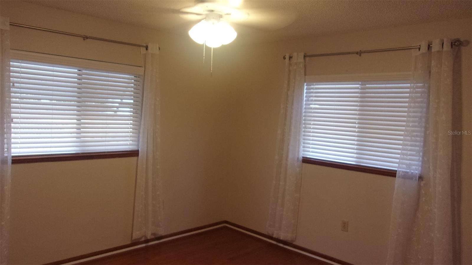 Listing photo id 10 for 10015 90th Court