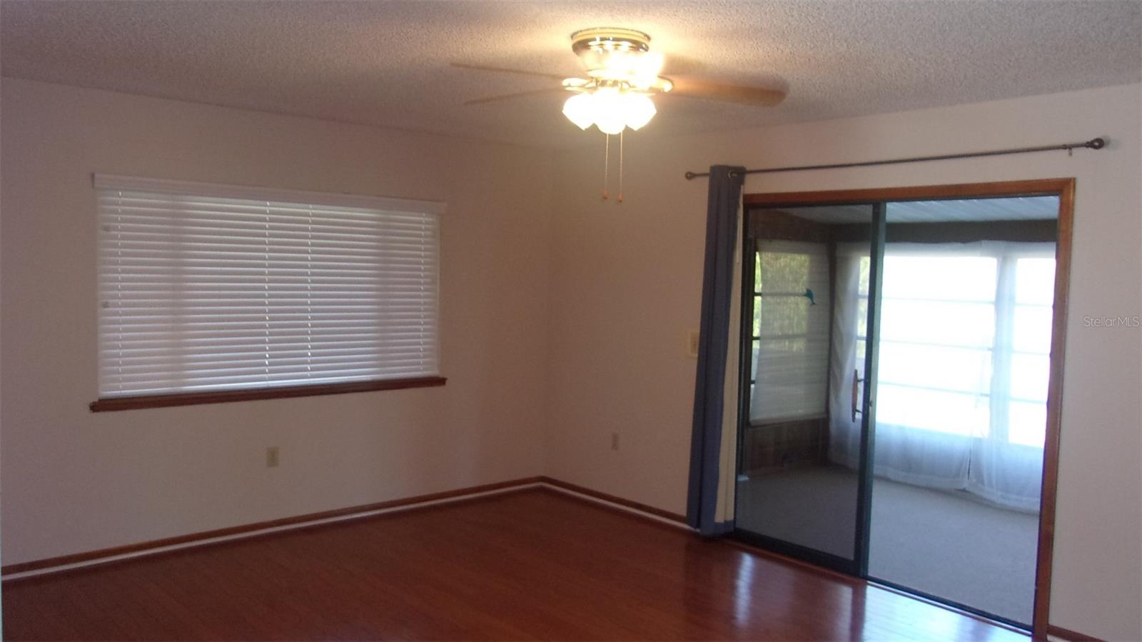 Listing photo id 1 for 10015 90th Court