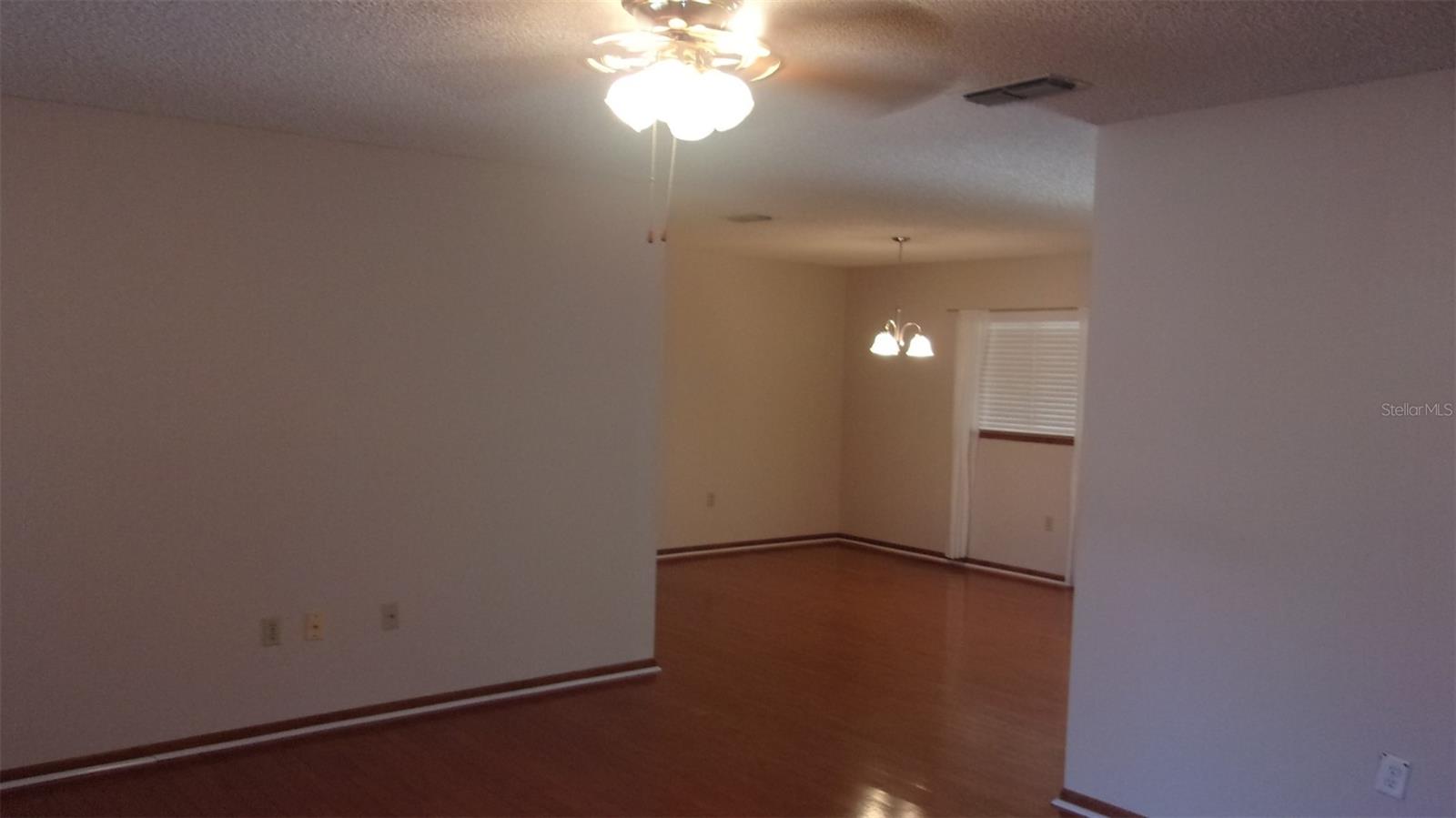 Listing photo id 2 for 10015 90th Court