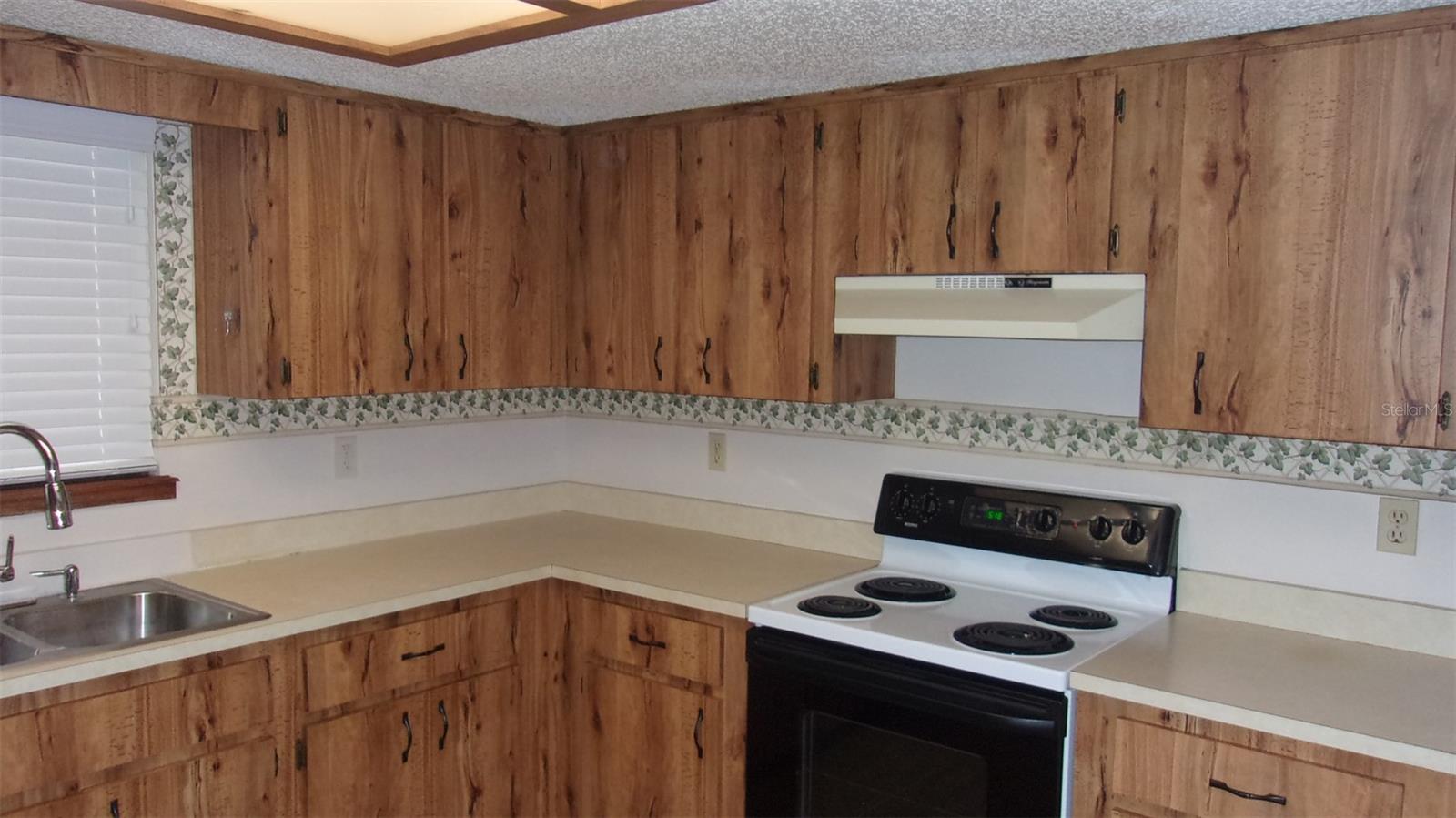 Listing photo id 7 for 10015 90th Court