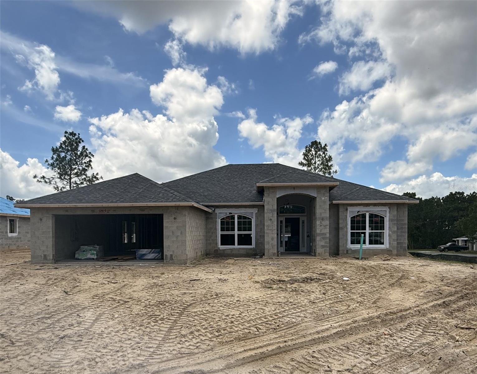 Listing photo id 0 for 2208 Landmark Drive