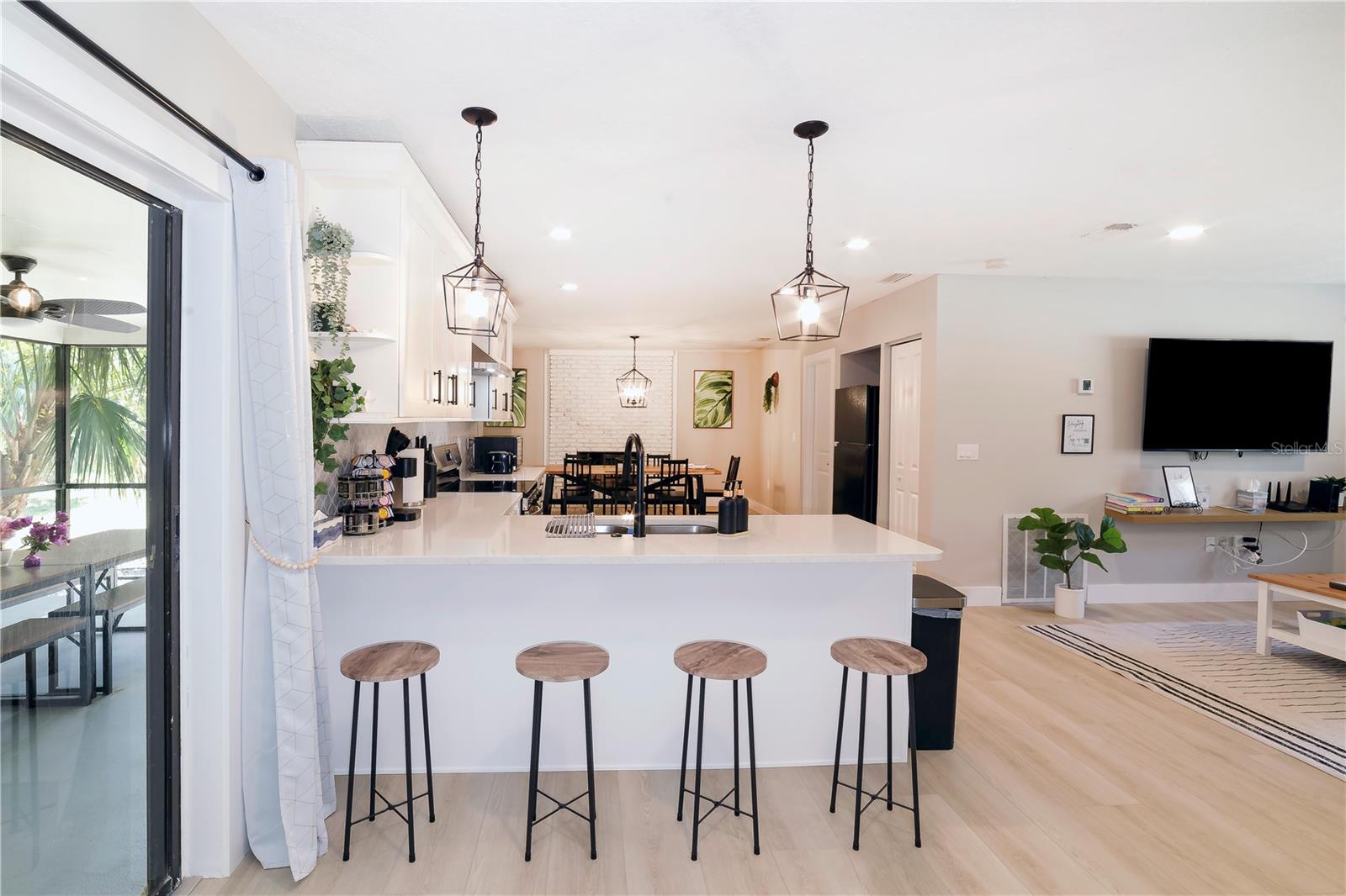 Listing photo id 8 for 721 Country Club Drive
