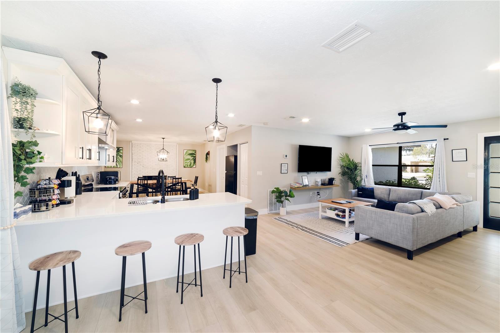 Listing photo id 5 for 721 Country Club Drive