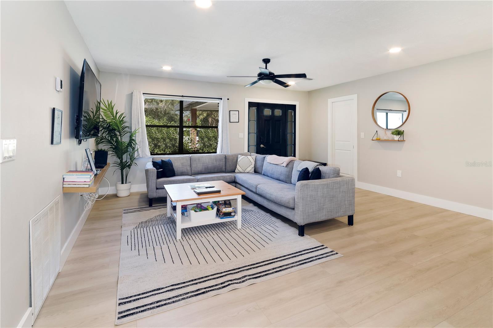 Listing photo id 7 for 721 Country Club Drive