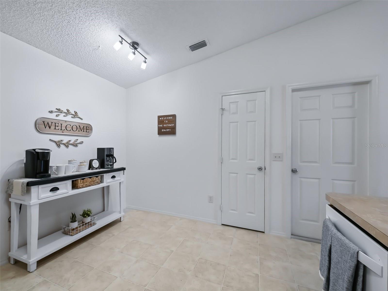 Listing photo id 10 for 2343 Dillon Lane
