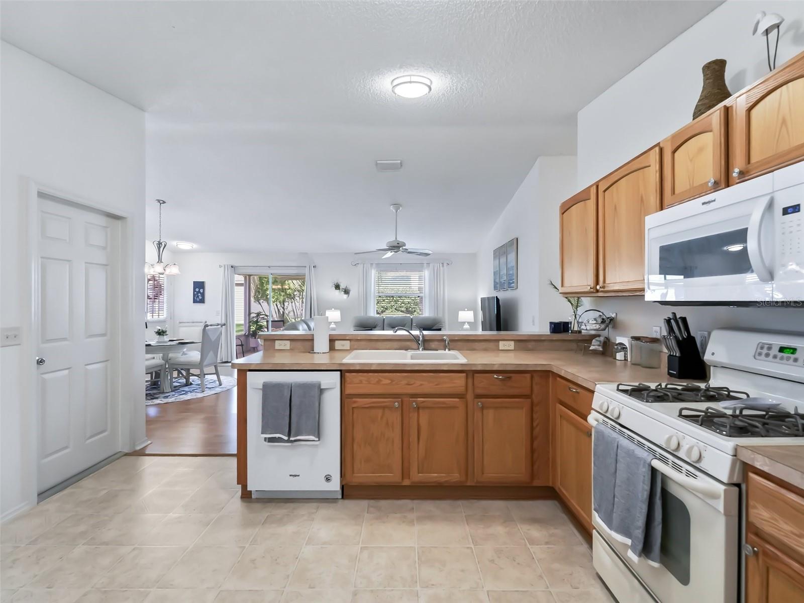 Listing photo id 11 for 2343 Dillon Lane
