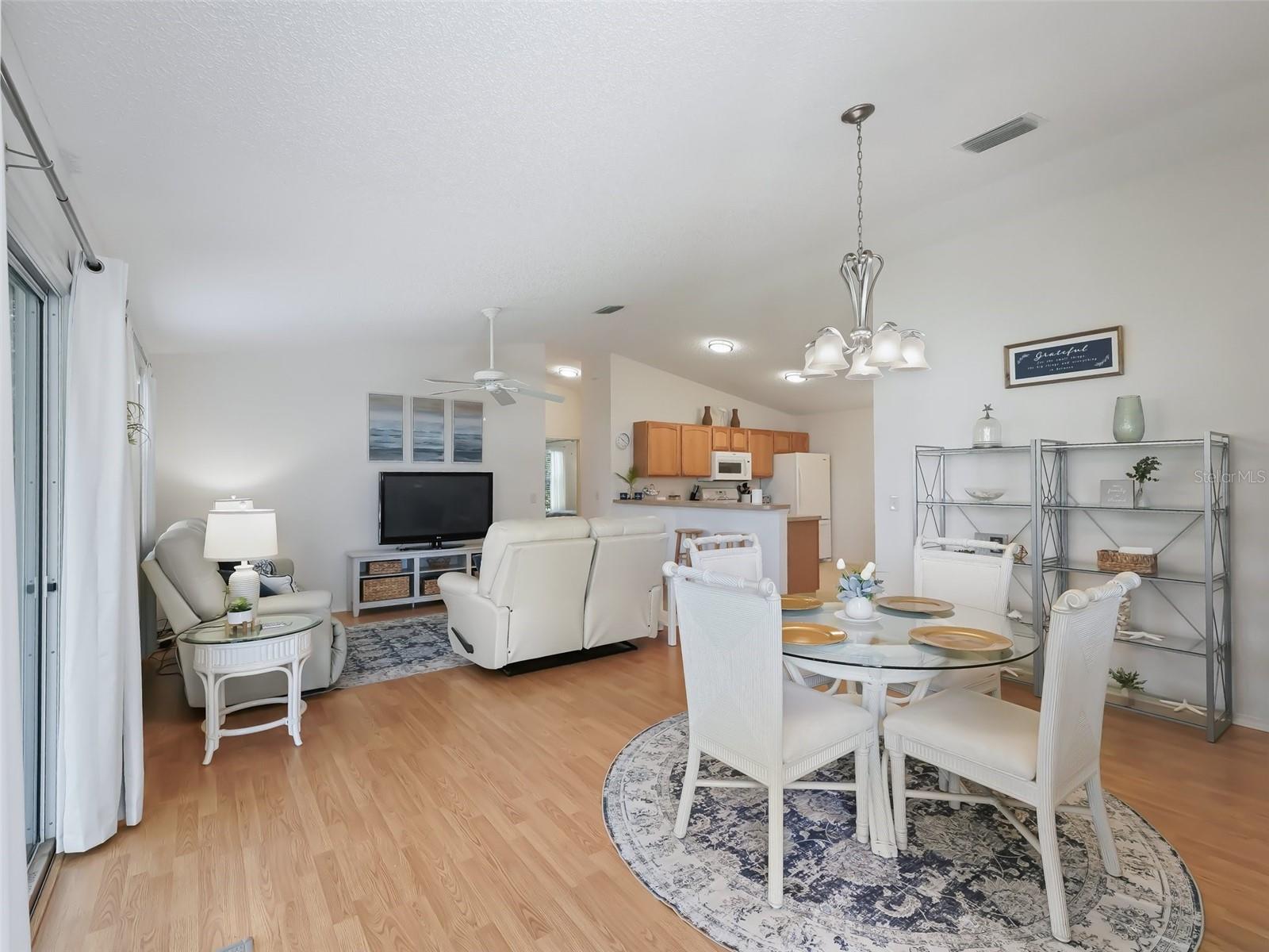 Listing photo id 3 for 2343 Dillon Lane