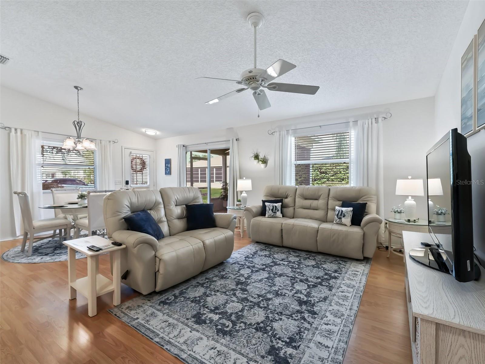 Listing photo id 7 for 2343 Dillon Lane
