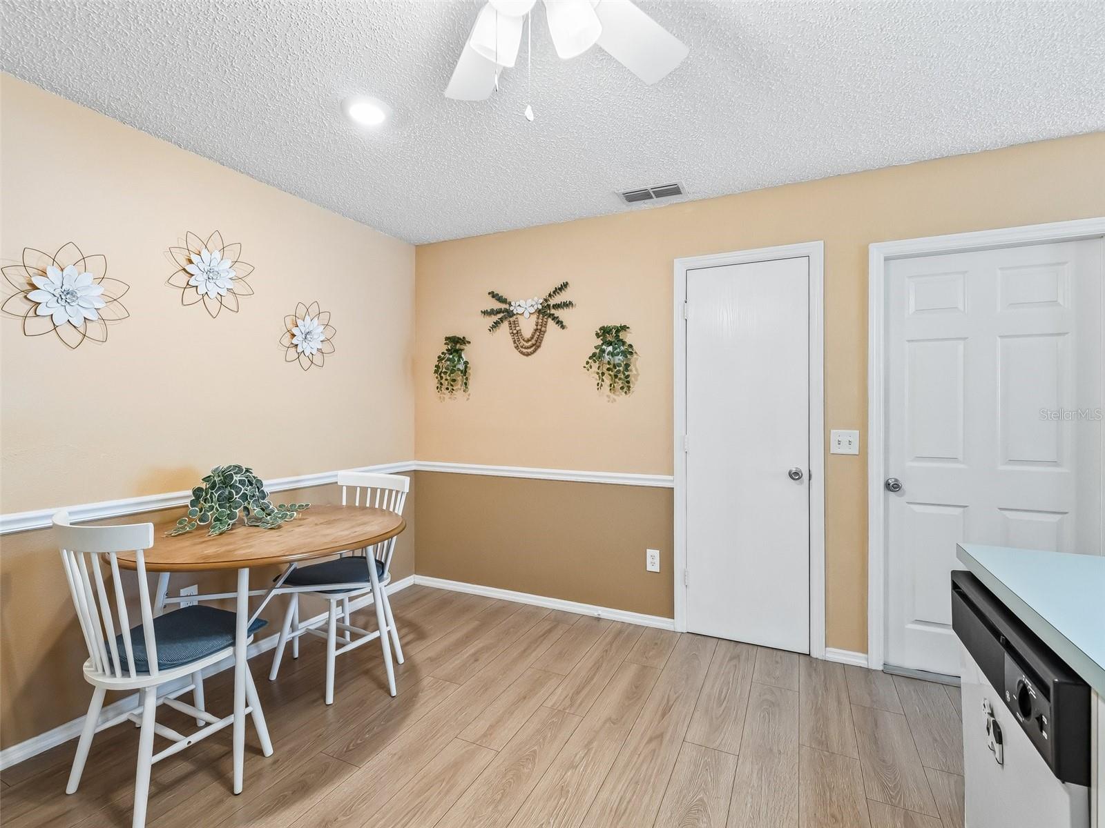 Listing photo id 11 for 2863 Barboza Drive