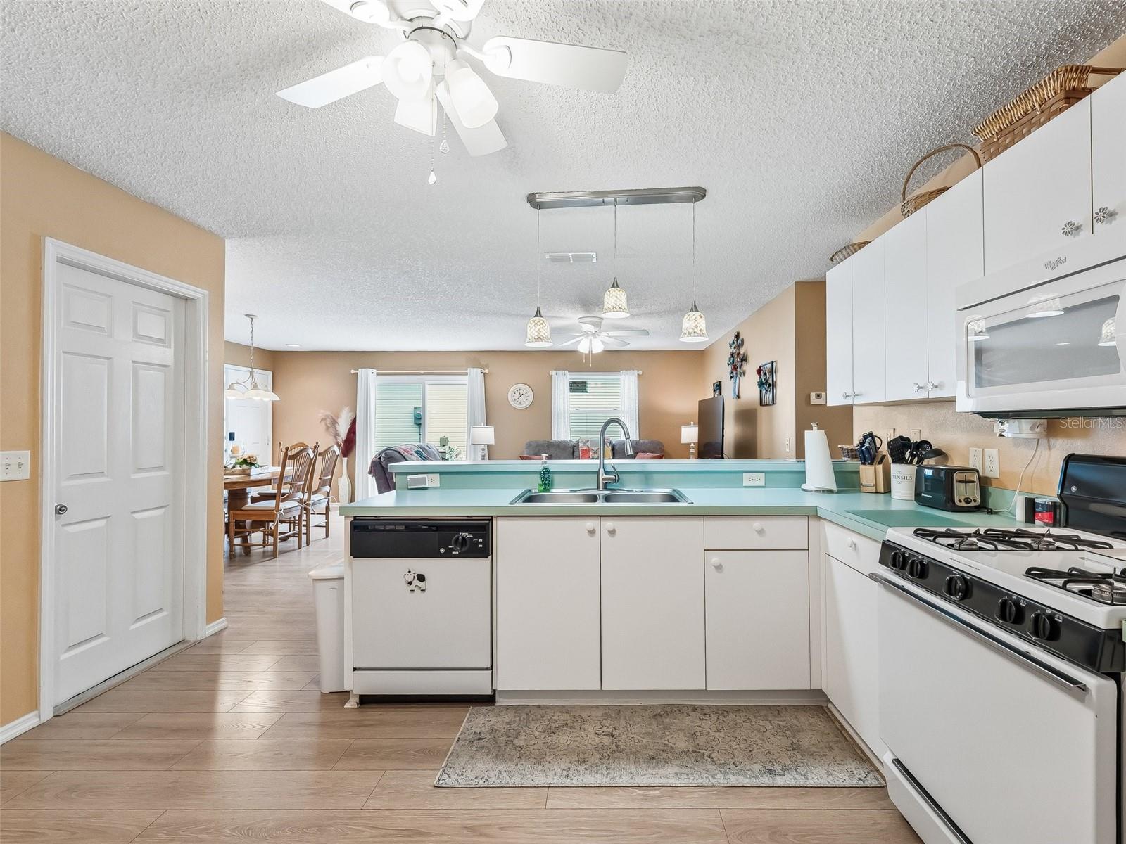 Listing photo id 12 for 2863 Barboza Drive