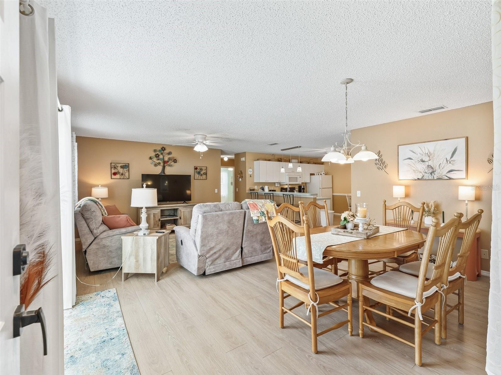 Listing photo id 3 for 2863 Barboza Drive