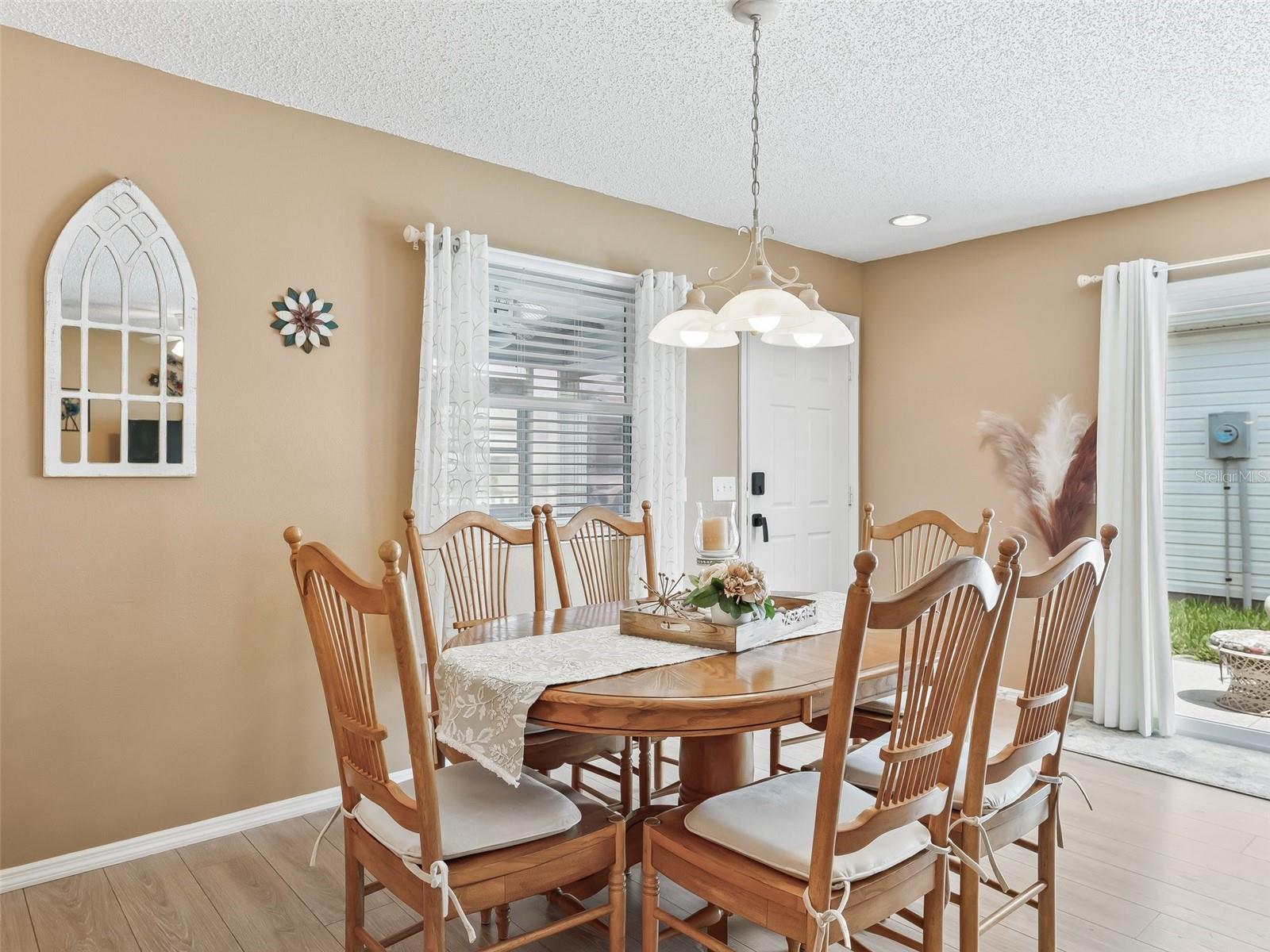 Listing photo id 4 for 2863 Barboza Drive