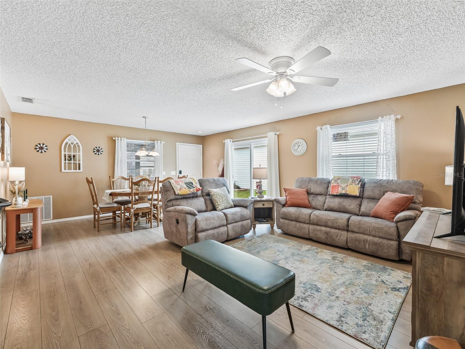 Listing photo id 5 for 2863 Barboza Drive