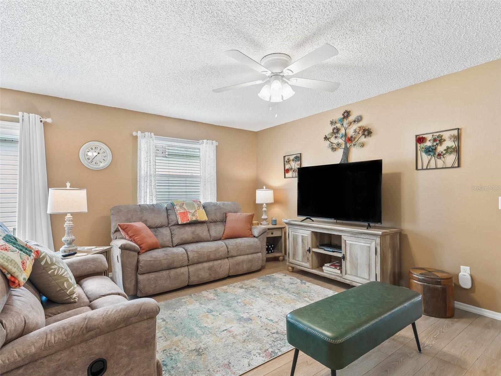 Listing photo id 6 for 2863 Barboza Drive
