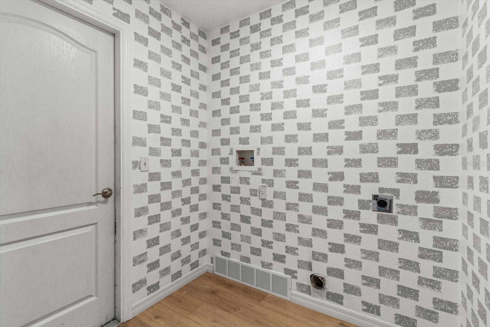 Image 25 of 38 For 5921 Meadowpark Lane