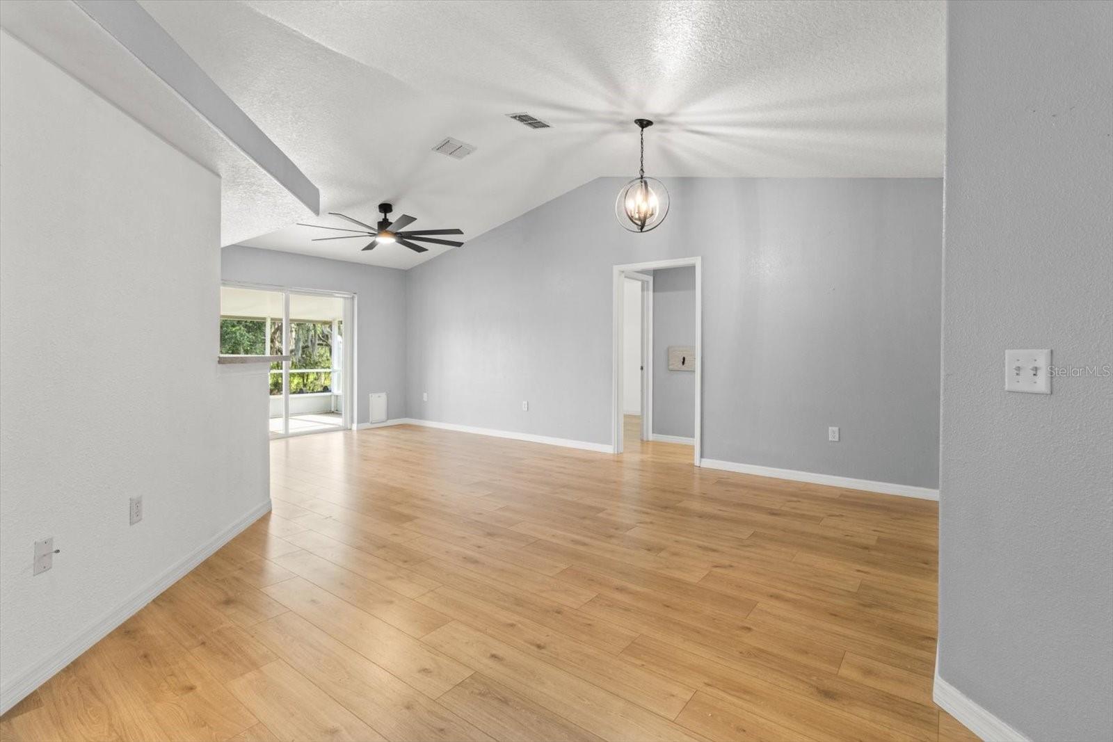Image 7 of 38 For 5921 Meadowpark Lane