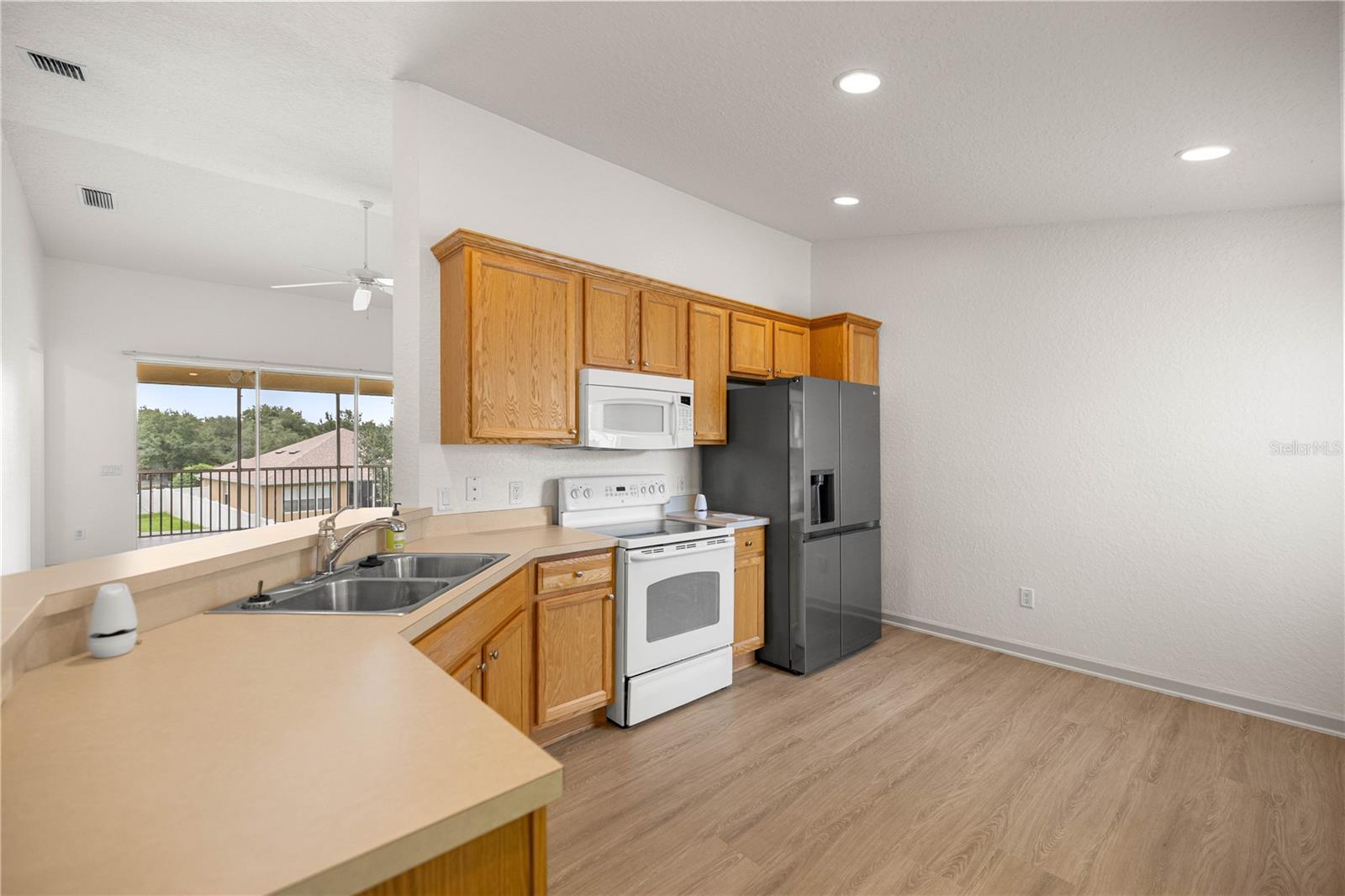 Listing photo id 7 for 4570 52nd Circle 104