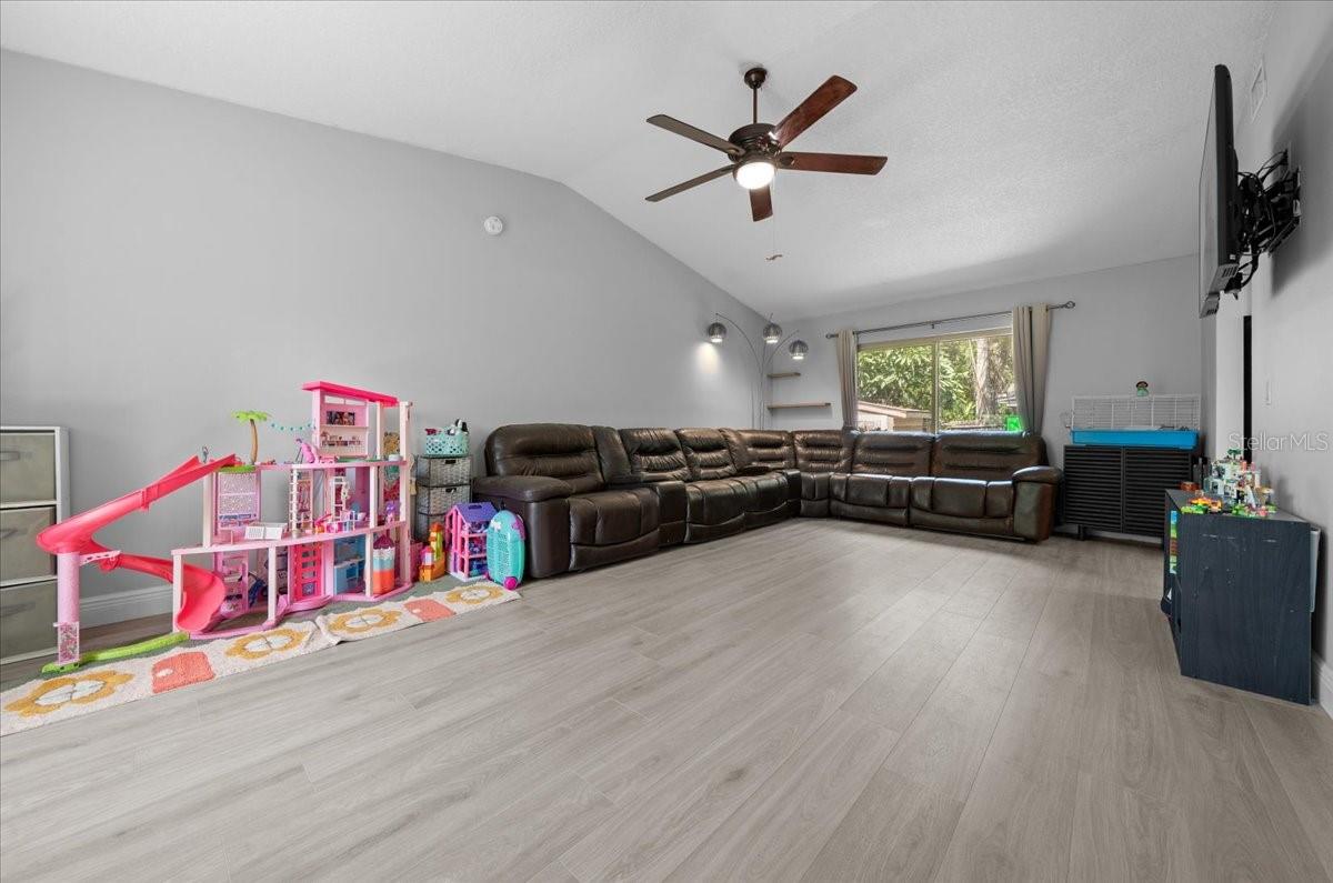 Image 12 of 69 For 2589 Knoll Street W