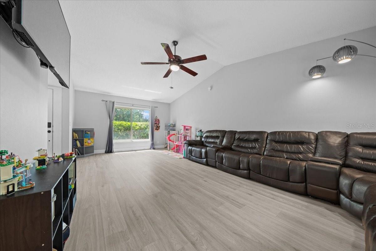 Image 13 of 69 For 2589 Knoll Street W