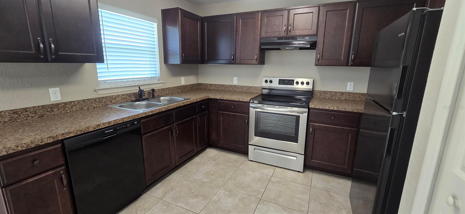 Listing photo id 2 for 2228 156 Loop