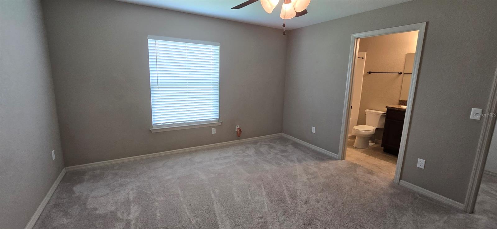Listing photo id 5 for 2228 156 Loop