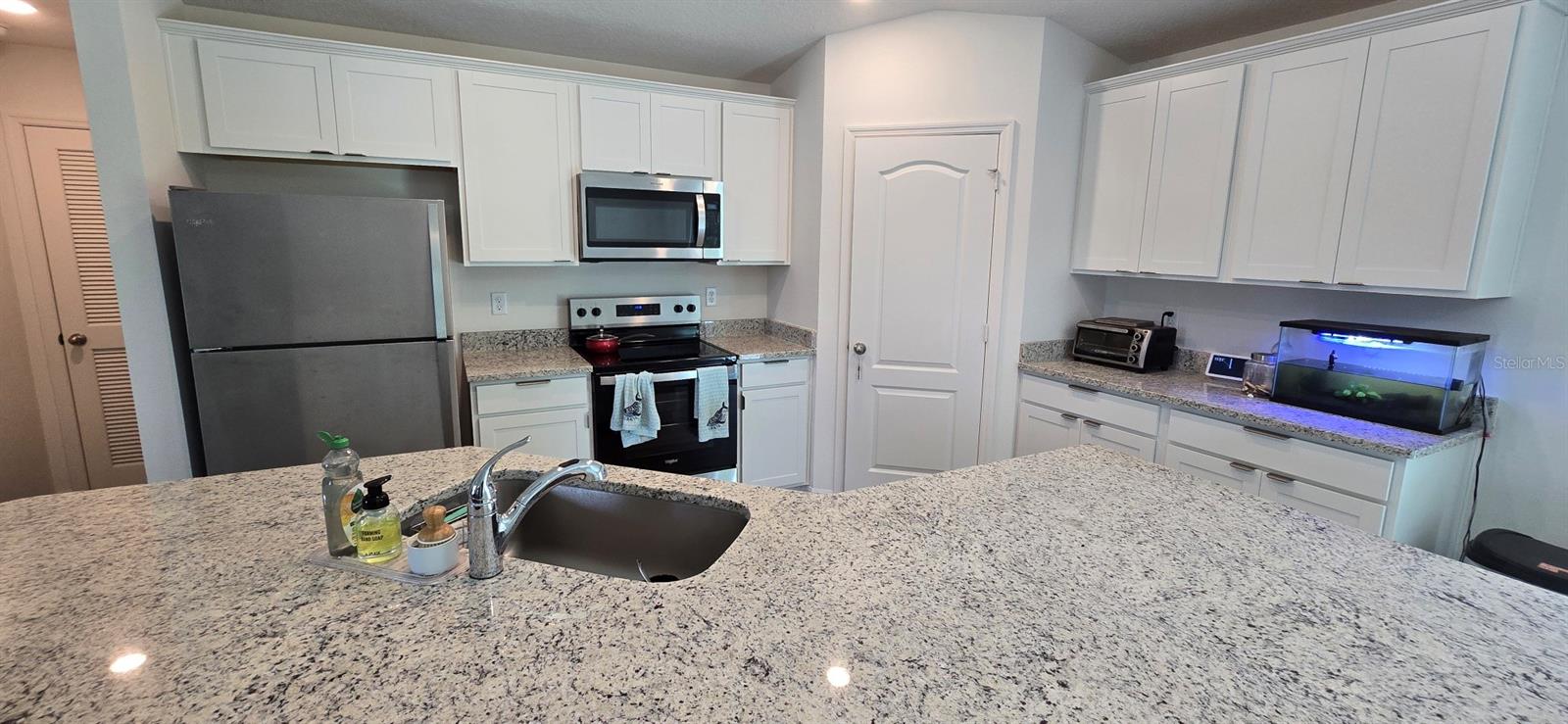 Listing photo id 2 for 13039 35th Circle