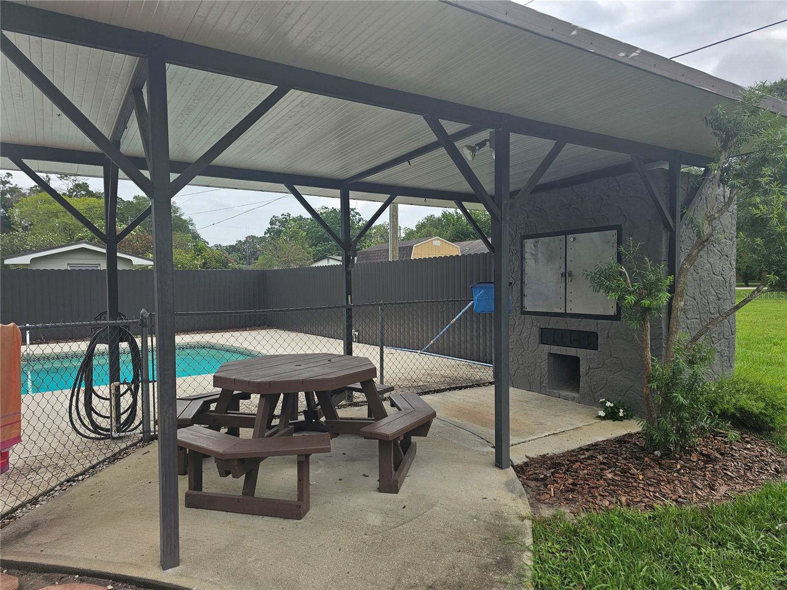 Listing photo id 10 for 1000 45th Street