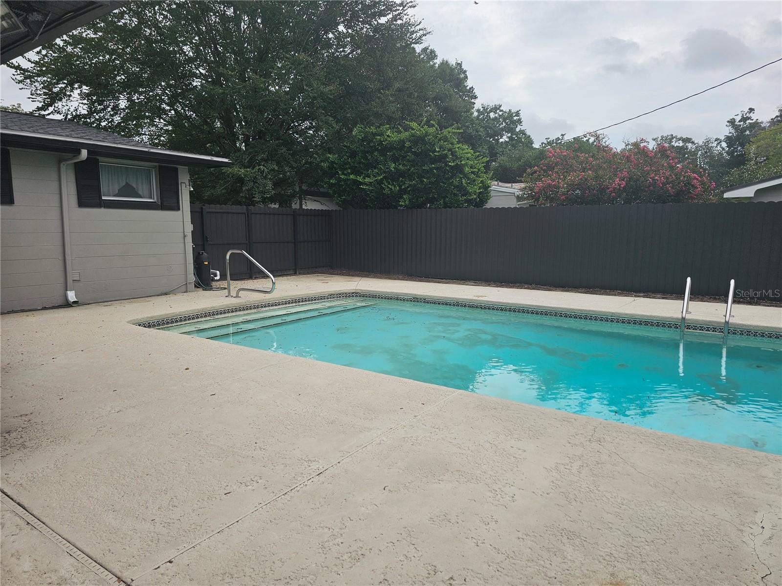 Listing photo id 11 for 1000 45th Street