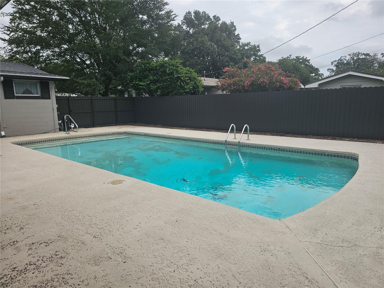 Listing photo id 12 for 1000 45th Street