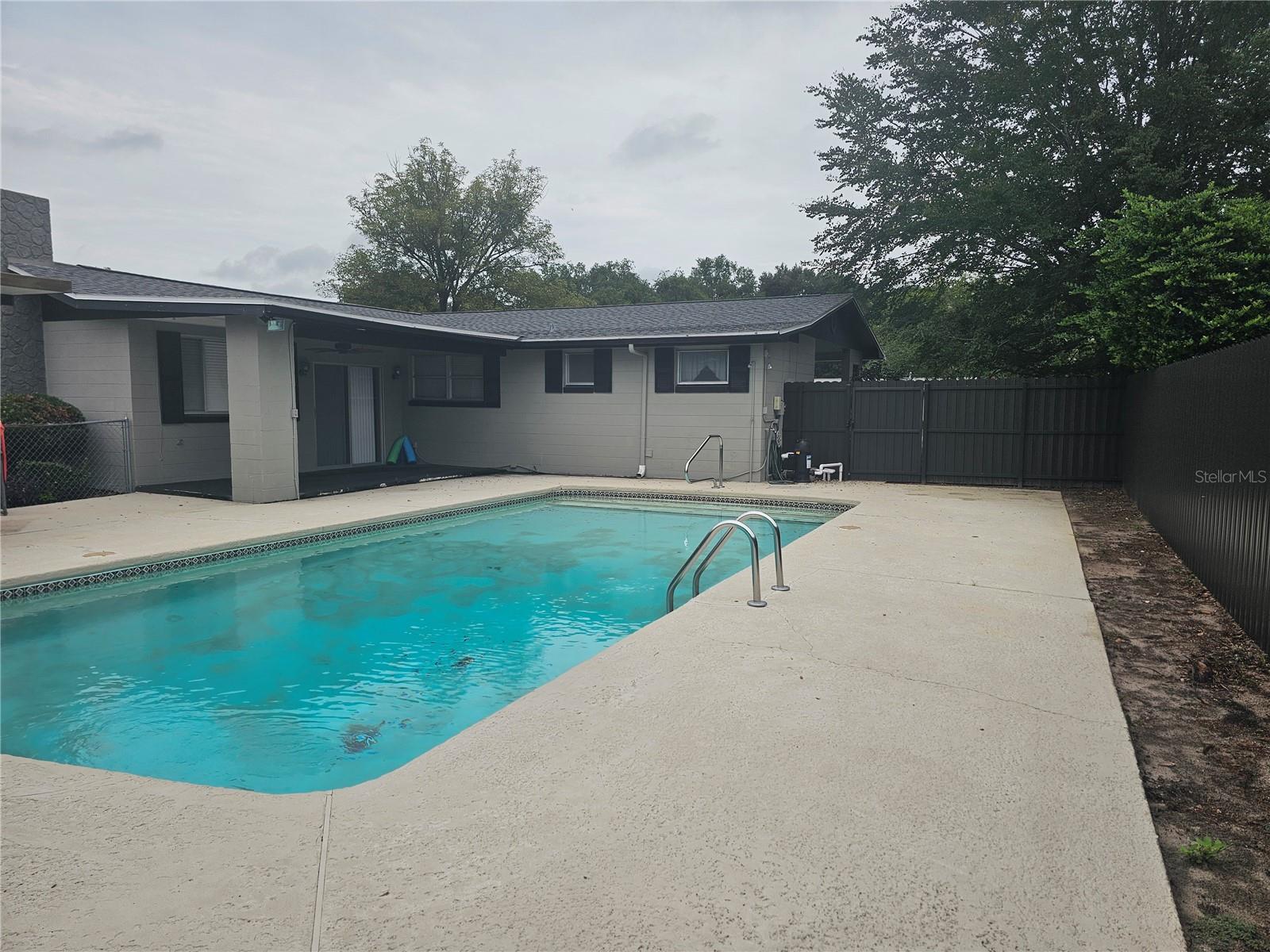 Listing photo id 15 for 1000 45th Street