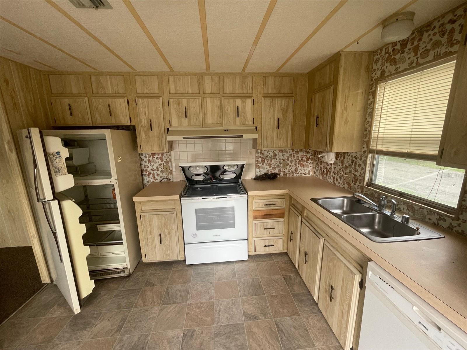 Listing photo id 0 for 12660 78th Terrace 3
